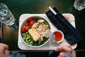 salutare prima colazione ciotola con porridge e fresco verdura insalata foto