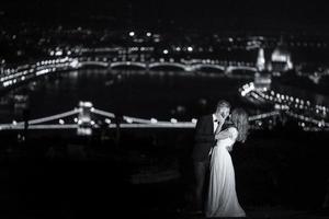 bello sposa e sposo su un' sfondo di budapest foto