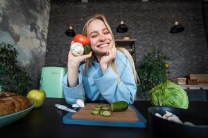 bellissimo giovane ragazza in posa nel il cucina foto