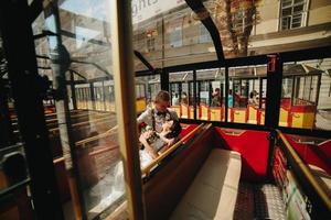 sposa e sposo in posa nel un' giro auto foto