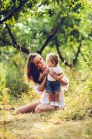 mamma e poco ragazza avendo divertimento foto