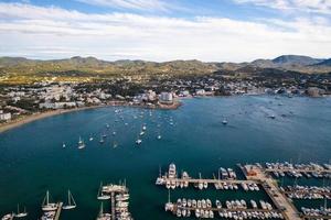 paesaggio con Barche nel marina baia, mare, edifici nel città. foto