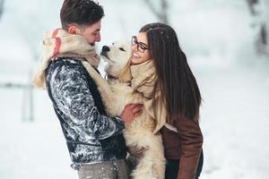 giovane coppia avendo divertimento nel inverno parco foto