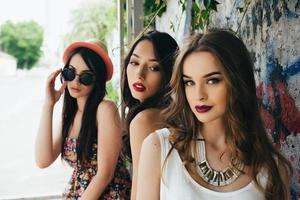 tre giovane bellissimo ragazze foto