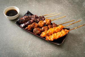 grigliata di pollo giapponese o yakitori serviti in stile izakaya foto