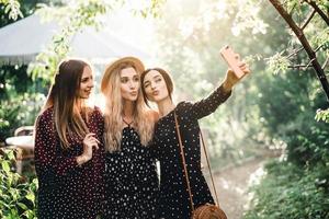 tre ragazze nel un' estate parco foto