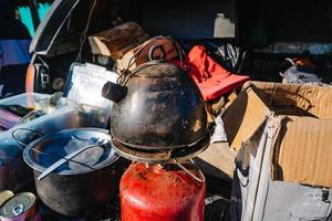 acqua bollente su bruciatore, cucinando cibo all'aperto su gas Jet foto