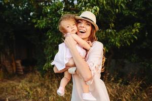 madre e figlia insieme all'aperto foto