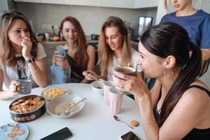 gruppo di donne nel il cucina foto