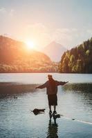 il ragazza nel il vestito e cappello di il lago nel il montagne foto