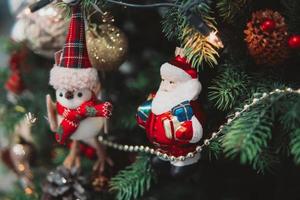 Natale albero ramo con giocattoli foto