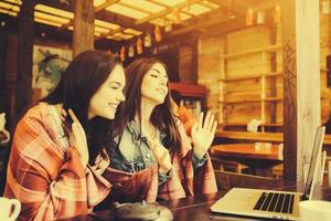 due ragazze che guardano qualcosa nel computer portatile foto