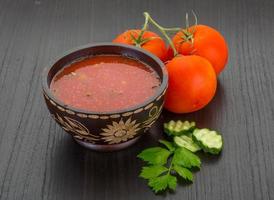 gaspacho nel un' ciotola su di legno sfondo foto