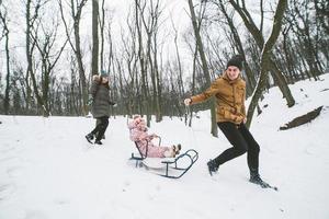 papà e mamma con un' poco figlia nel il parco foto