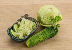 cavolo rapa insalata nel un' ciotola su di legno sfondo foto