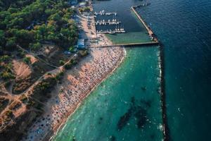 aereo Visualizza di folla di persone su il spiaggia foto