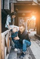 mamma papà e poco figlio insieme su il strada foto