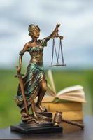 statua di themis contro un cielo tempestoso. simbolo di giustizia e diritto, crimine e punizione. foto