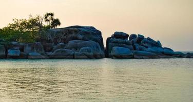 il bellezza di tanjung tingi spiaggia, laskar pelangi, belitung, Indonesia foto