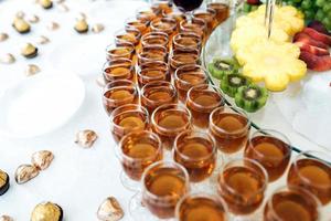 ricco buffet, whisky, Bourbon, Champagne, vino e frutta. foto