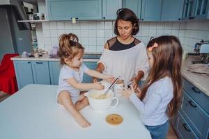 contento famiglia cucinare insieme nel il cucina foto