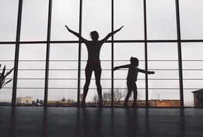 la famiglia affascinante trascorre il tempo in palestra foto