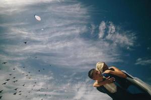 sposa e sposo su il sfondo di cielo foto