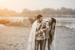 giovane famiglia con un' poco ragazzo per avere divertimento foto