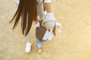 mamma con preteen bambino a piedi all'aperto foto