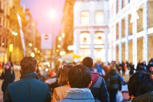 persone folla a piedi su occupato strada foto