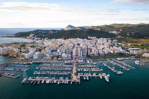 paesaggio con Barche nel marina baia, mare, edifici nel città. foto