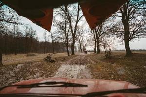 suv guida su un' sporco strada Visualizza attraverso il parabrezza foto