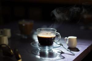 tazza di caffè caldo sul tavolo foto