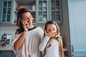 mamma insegna sua poco figlia per cucinare cibo foto