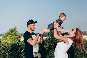 giovane famiglia in vacanza foto