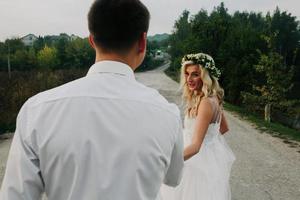 sposa conduce sposo su il strada foto