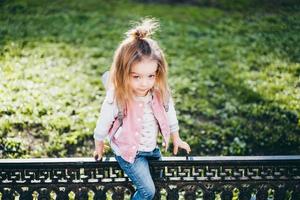 poco ragazza a piedi nel il parco foto