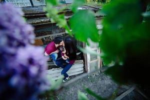 giovane famiglia con un' bambino su il natura foto