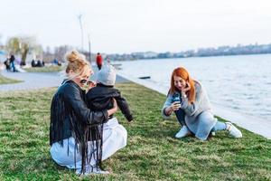 Due donne e un' poco ragazzo su il lago foto