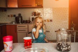 ragazza in cucina foto