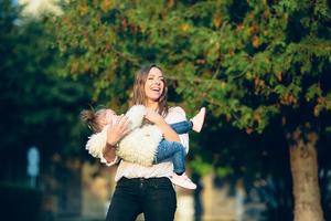 madre e poco figlia nel un' parco foto