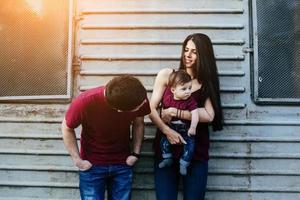 giovane famiglia con un' bambino foto