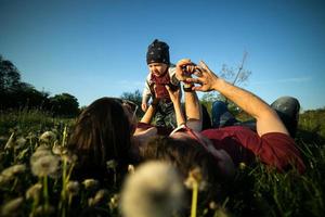 giovane famiglia con un' bambino su il natura foto