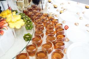 ricco buffet, whisky, Bourbon, Champagne, vino e frutta. foto