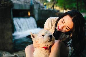 ragazza che gioca con un cane foto