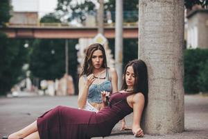 Due bellissimo giovane ragazze in posa nel il città foto