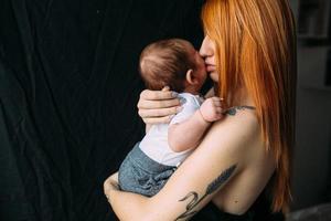 giovane madre donna Tenere sua bambino bambino foto