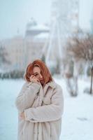 donna al di fuori su nevicando freddo inverno giorno foto