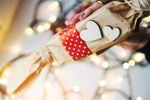 ragazza Tenere un' Natale regalo nel mano foto