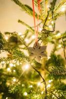 Natale albero decorato con Pan di zenzero biscotti e ghirlanda foto